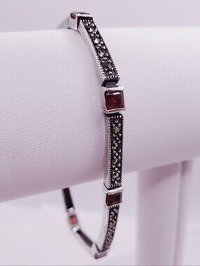 925 Stwrling Silver Marcasite Bracelet With 2.75 Carats Of Garnet